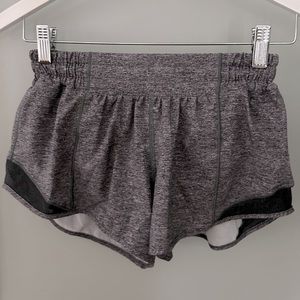 LULULEMON SIZE 4 2.5” HOTTY HOT LOW-RISE SHORTS IN HEATHER LUX MULTI BLACK